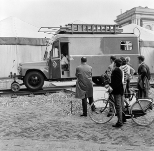 854510 Afbeelding van de demonstratie van een bovenleidingmontagewagen van de N.S. op de jubileumstentoonstelling Van ...